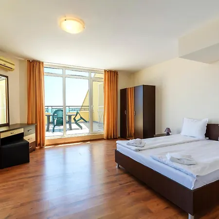 Midia Luxurious Beachfront Escape With Pool Lägenhet