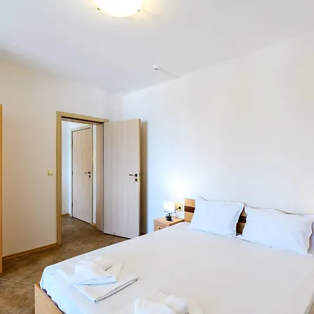 Midia Luxurious Beachfront Escape With Pool شقة